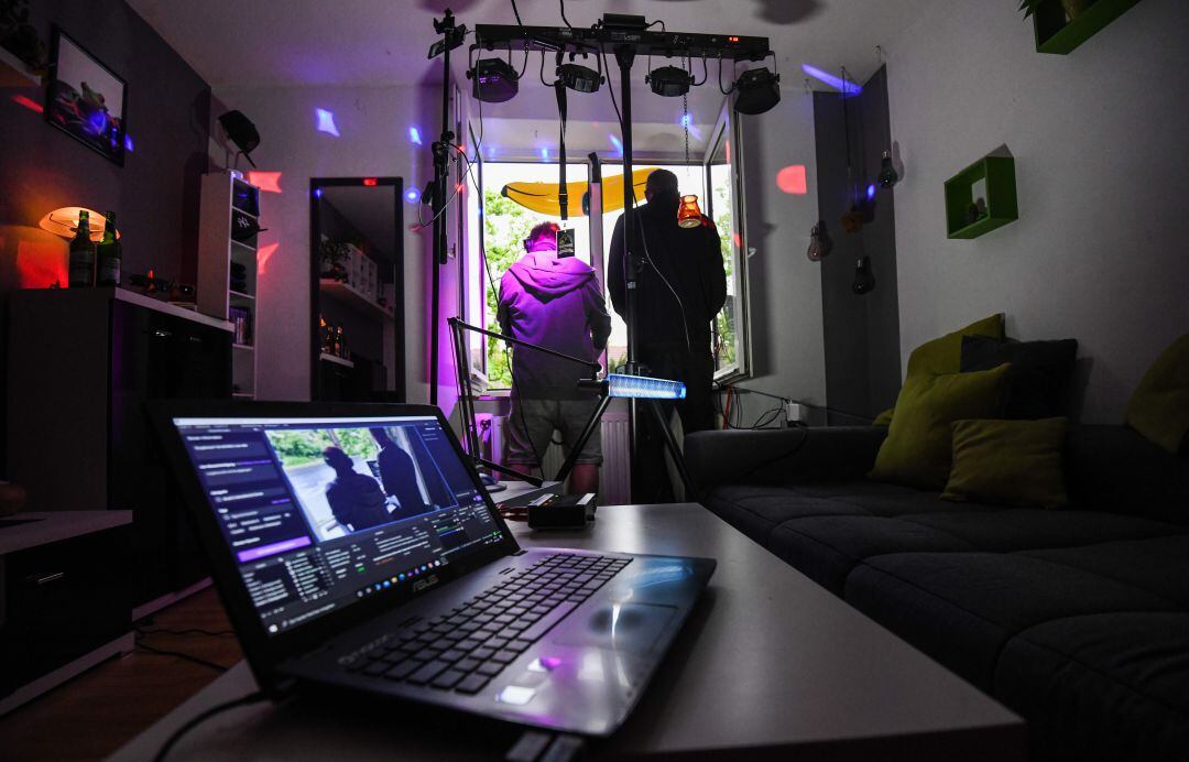 Dos jóvenes alemanes pinchan música en su casa.