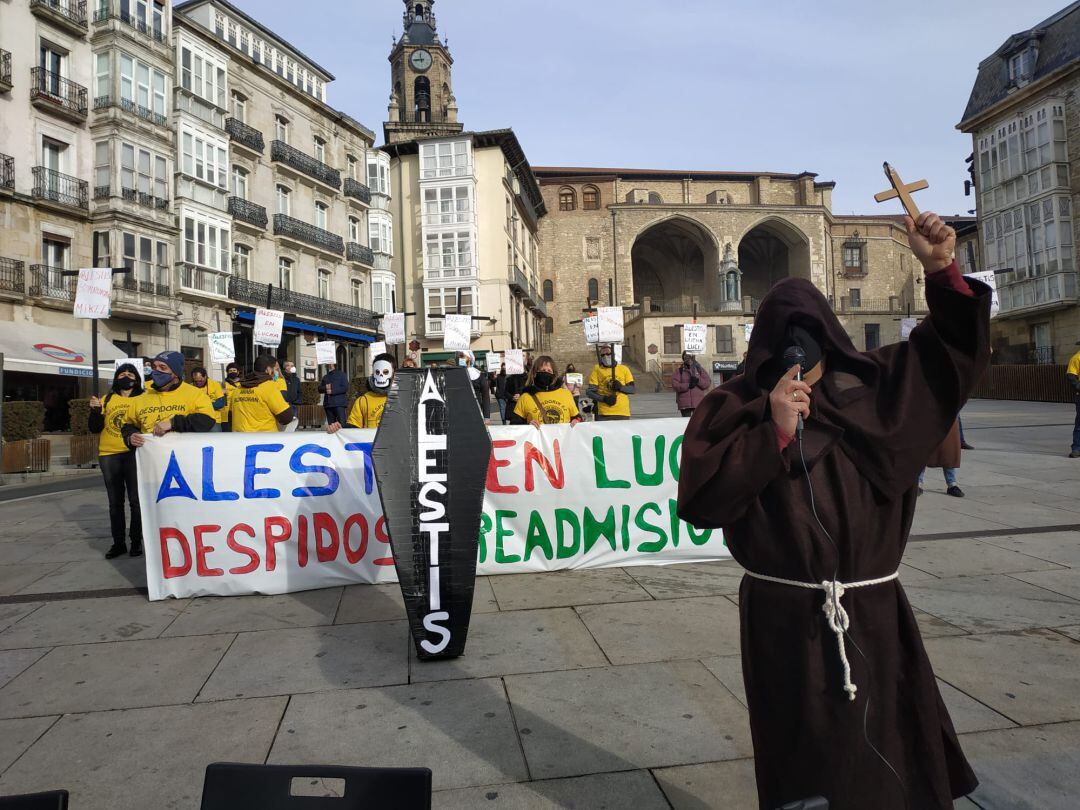 Concentración y dramatización de trabajadores de Alestis para denunciar los despidos &quot;injustos&quot; en la planta de Gasteiz