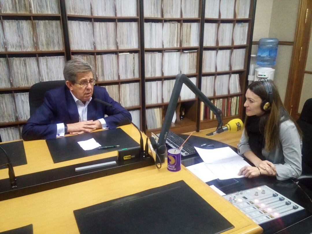 El candidato popular Jesús Postigo junto a María Yagüe en los estudios de Radio Segovia