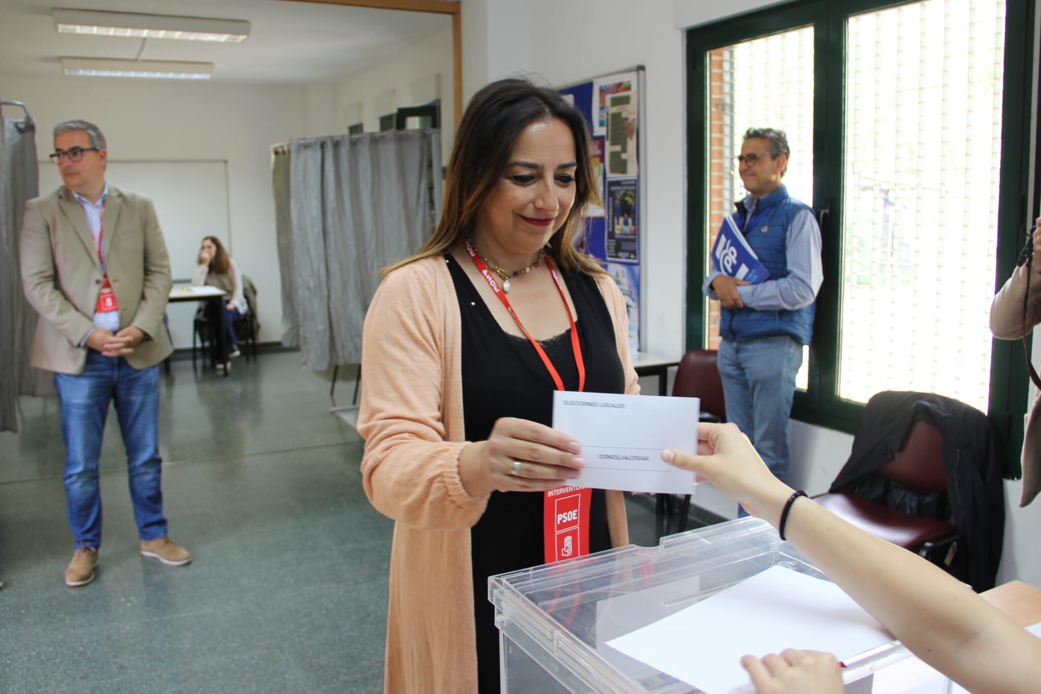 Miriam Andrés, candidata del PSOE al Ayuntamiento de Palencia ejerciendo su derecho al voto