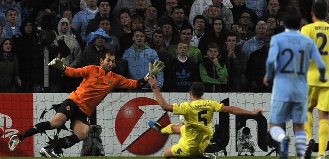 El jugador del Villarreal, Carlos Marchena, marca gol en propia puerta a su compañero Diego López, durante el partido del grupo A de la Liga de Campeones disputado frente al Manchester City en el estadio Etihad de Manchester, Reino Unido, el 18 de octubre