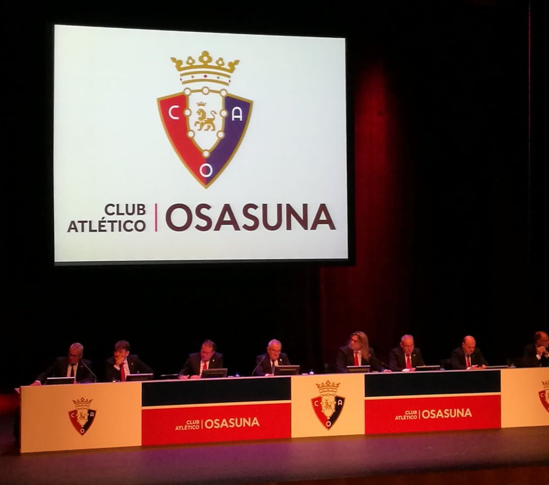 La última Asamblea de socios compromisarios de Osasuna todavía con los cuatro directivos destituidos y el ex gerente despedido en la mesa