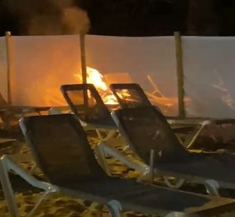 Varias hamacas ardiendo en la playa de Las Cucharas de Costa Teguise, en Lanzarote.