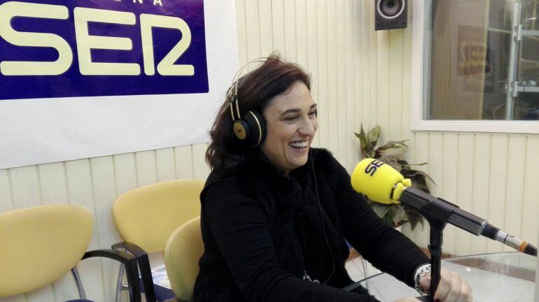 La diseñador de moda flamenca infantil, Pilar Villar, en los estudios de Radio Jerez.