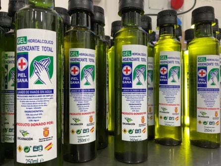 Botellas de gel desinfectante elaborado en la cooperativa de Peal de Becerro.