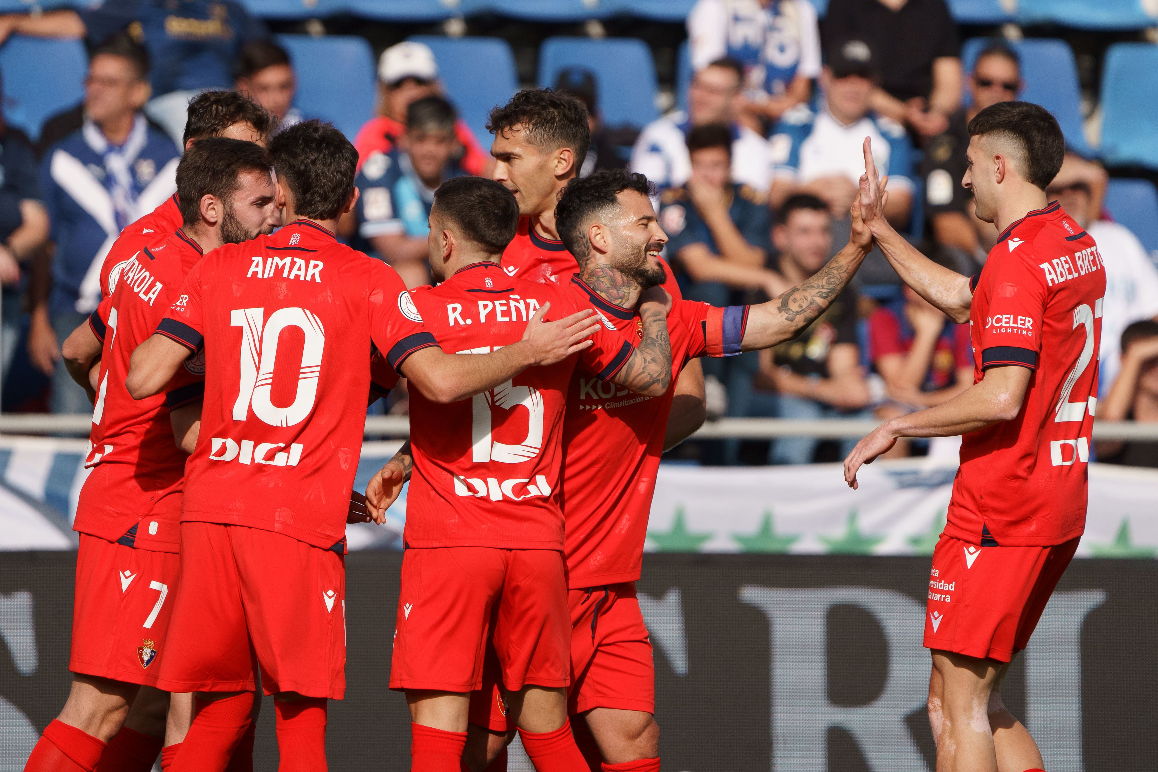 Los jugadores de Osasuna celebran uno de los goles en Tenerife que le dan el pase a los octavos de final de la Copa del Rey de fútbol en el estadio Heliodoro Rodríguez López de Santa Cruz de Tenerife