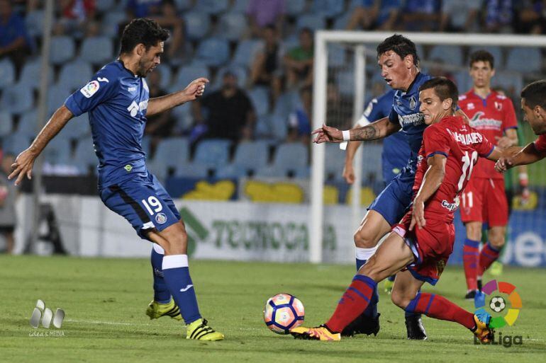 El numantino Ruiz de Galarreta pelea por el balón.