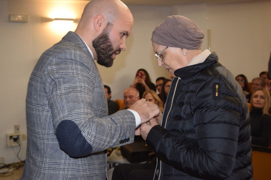 Carlos Linares, alcalde de Teulada, y Ernestina Bru, homenajeada.