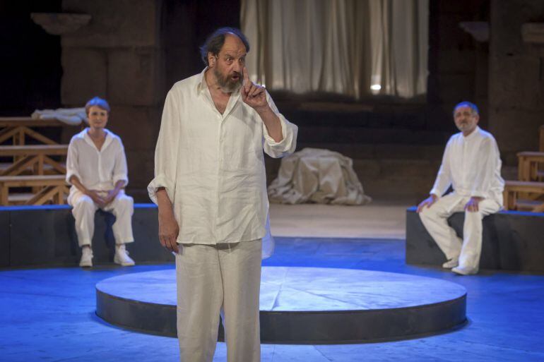 El actor José María Pou, durante la representación de la la obra &quot;Sócrates. Juicio y muerte de un ciudadano&quot;, incluido en el LXI Festival Internacional de Teatro Clásico de Mérida. EFE / Jero Morales.