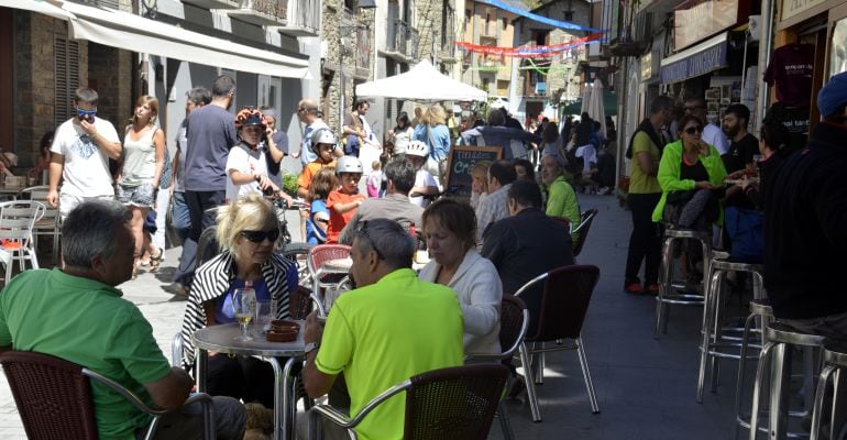 Una de les moltes activitats que s'han fet aquest estiu al Pirineu, BirrÀneu, a Esterri, que va aconseguir omplir els carrers de visitants.