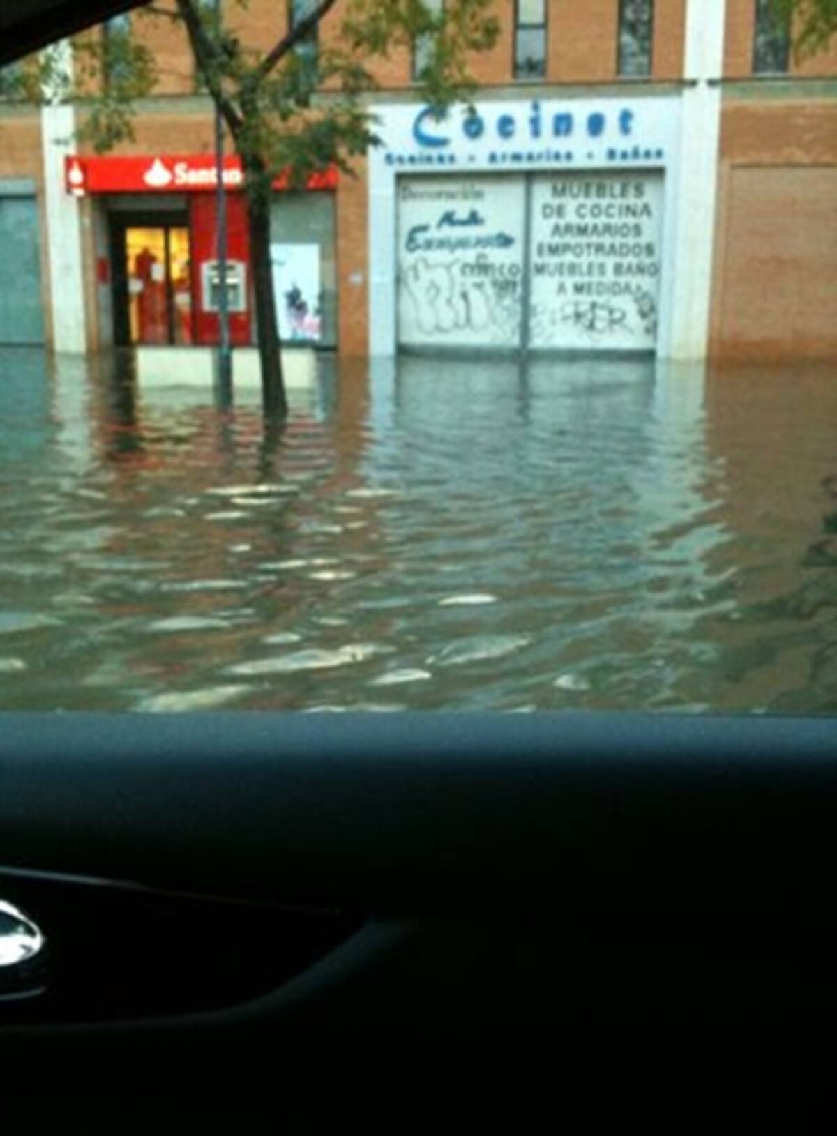 El el Polígono Carretera Amarilla el agua ha llegado a entrar en algunos comercios.