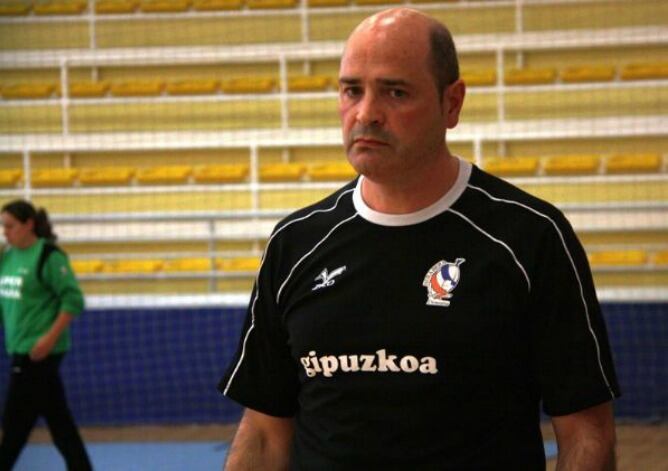 Aitor Etxaburu, pensativo durante una sesión con el Bera Bera.