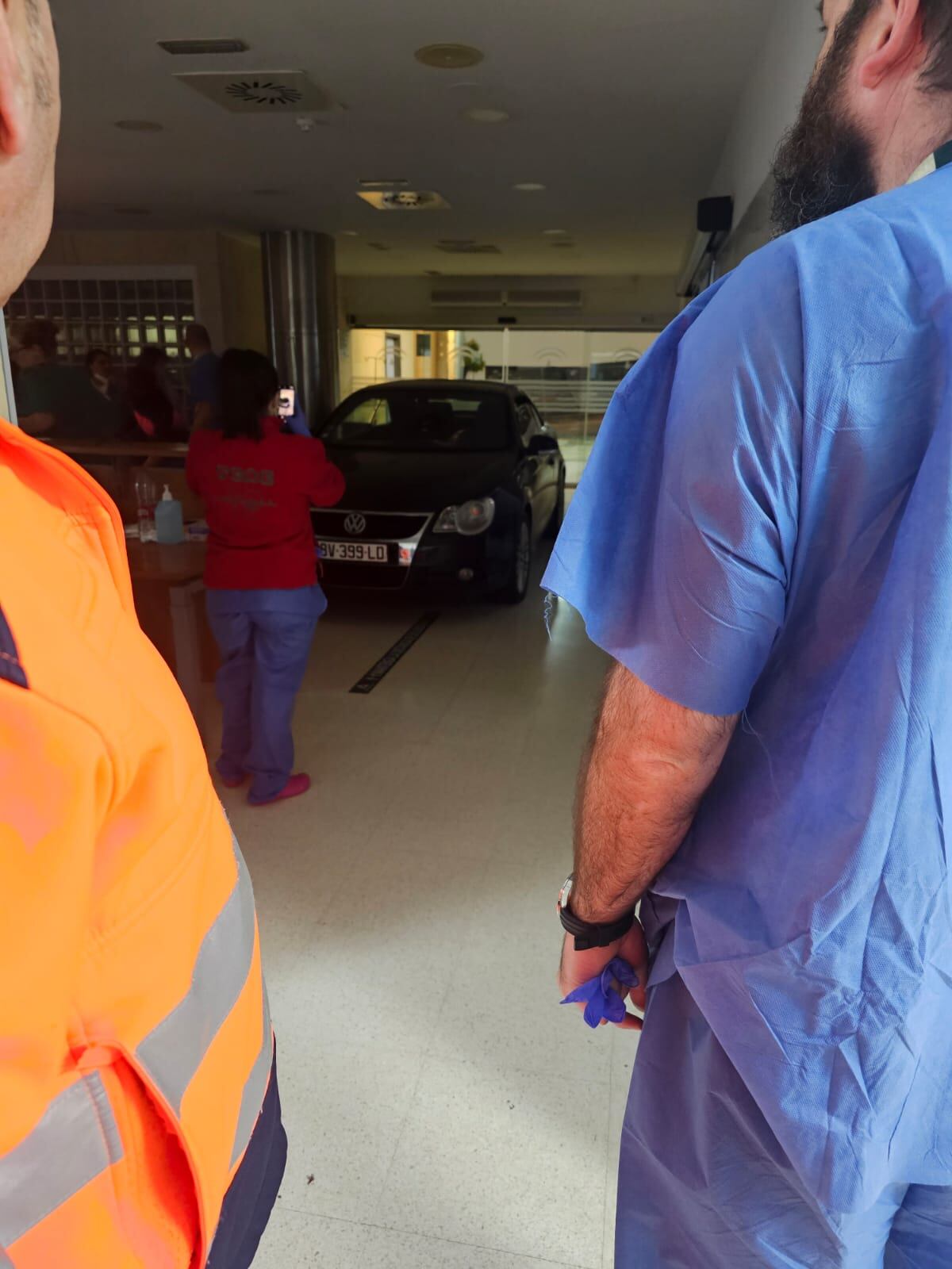 El coche en el interior del hospital malagueño este viernes