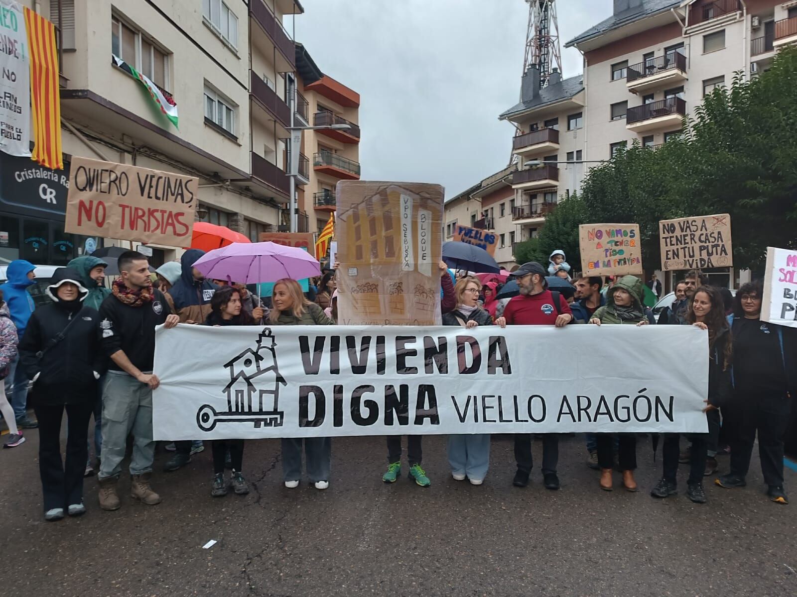 Pancarta del colectivo Vivienda Digna de las comarcas de la Jacetania y el Alto Gállego en la manifestación del pasado 25 de octubre en Jaca