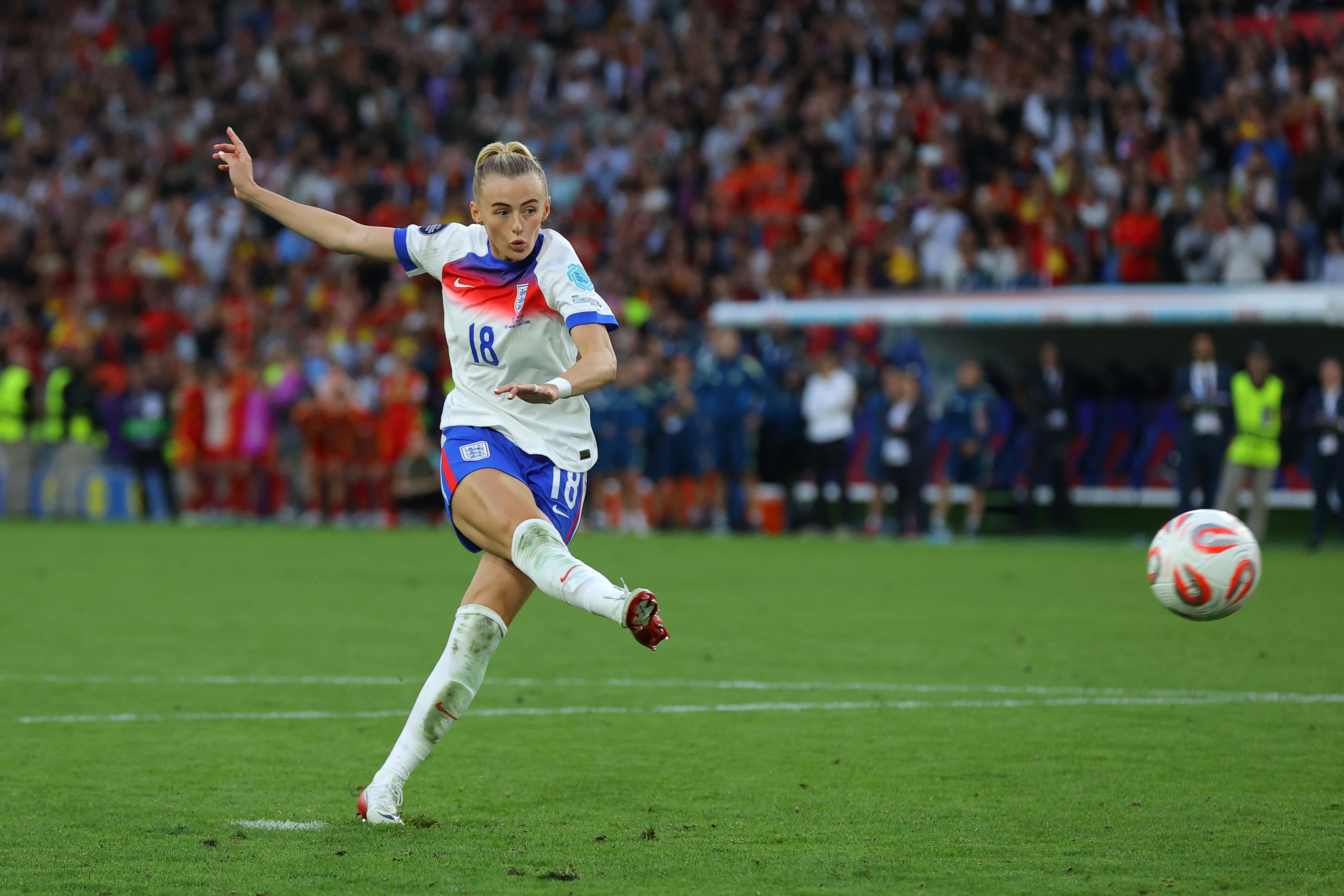 Chloe Kelly lanzando el penalti que batió al gol de Isak (Photo by James Gill - Danehouse/Getty Images)
