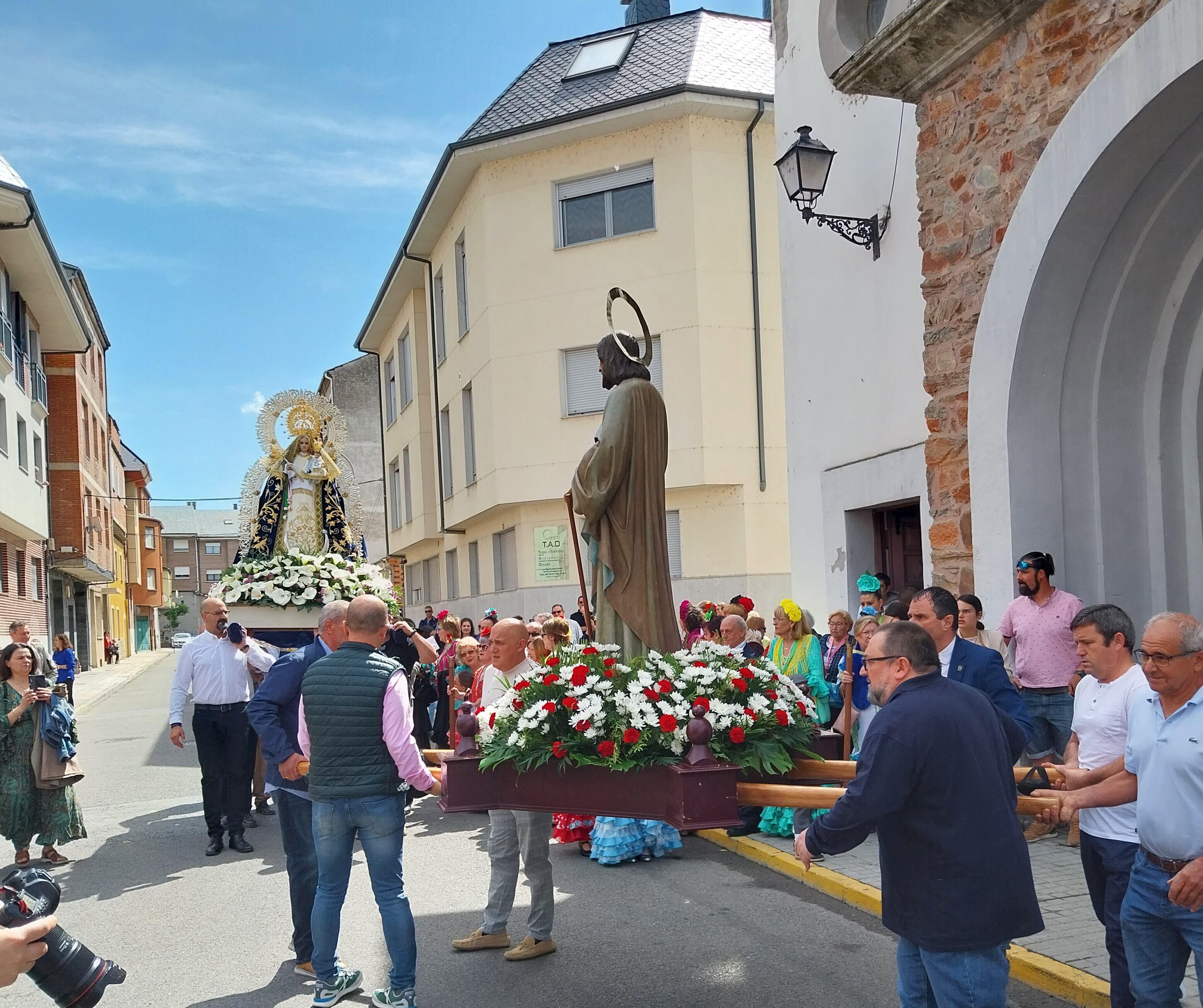 Imagen de la procesión de Flores del Sil