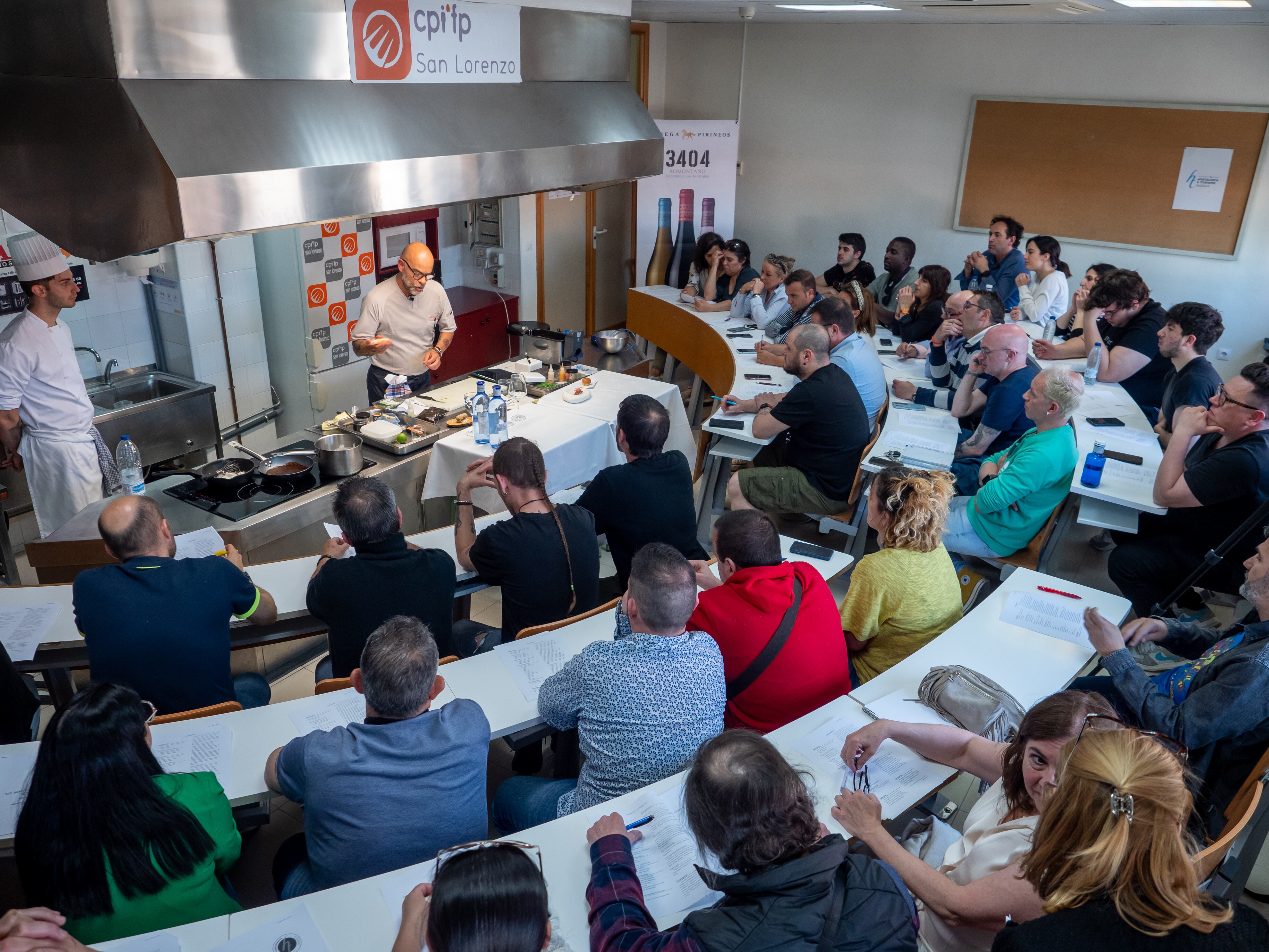 Mitxel Suárez impartiendo el taller.