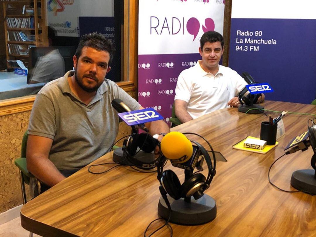 Carlos Gómez (izquierda) y Manolo Martínez (derecha) en los micrófonos de Radio 90 Cadena Ser