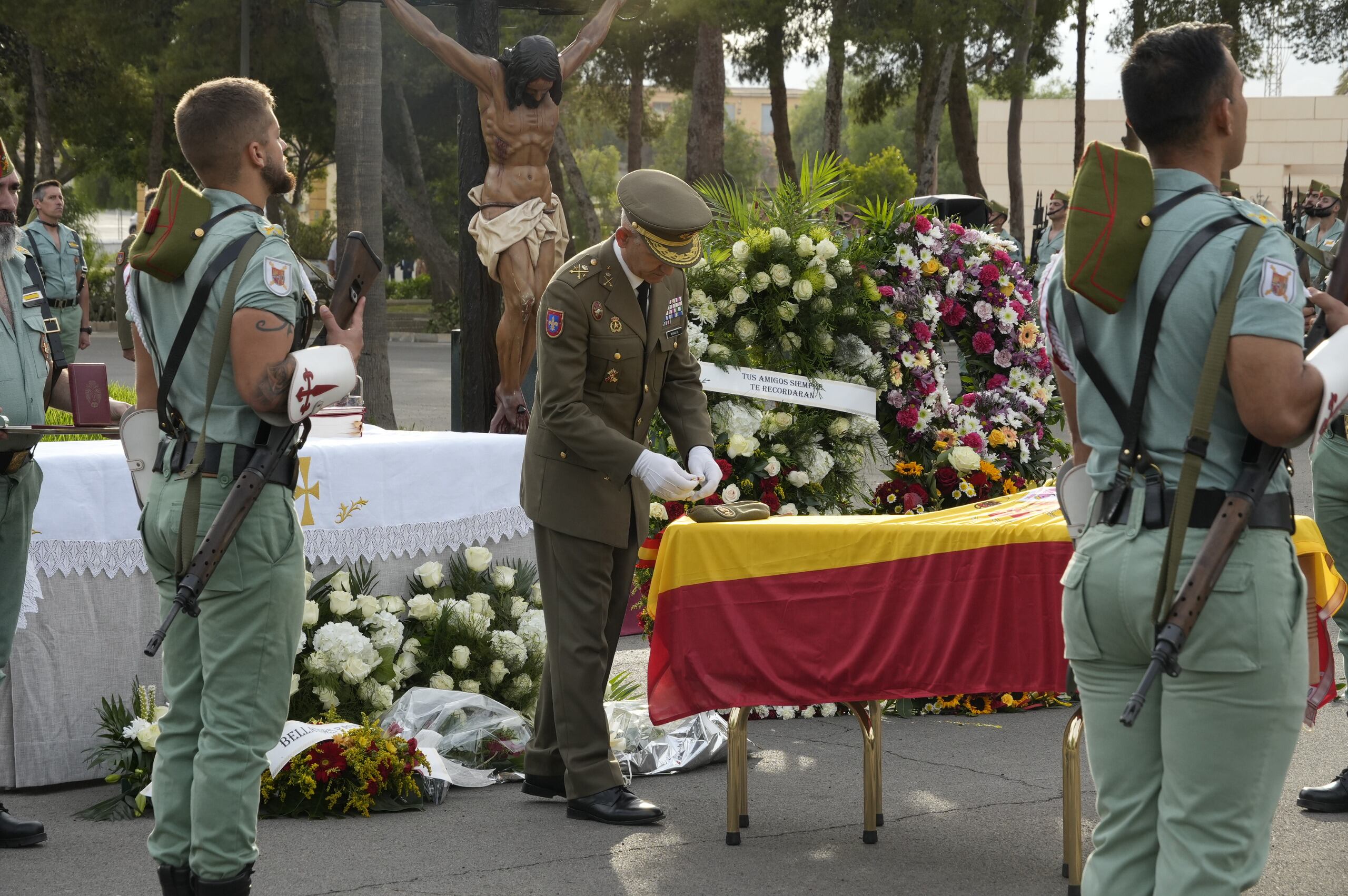GRAF6057. VIATOR (ALMERIA), 01/11/2025.- La Brigada 'Rey Alfonso XIII' II de la Legión ha rendido este sábado homenaje al soldado Daniel Ruiz Mateo, fallecido el viernes tras una explosión en el Campo de Maniobras y Tiro 'Álvarez de Sotomayor' de Viator (Almería), con un acto de honras fúnebres celebrado en el patio de armas de la Base 'Álvarez de Sotomayor', sede de la Comandancia del Campo de Maniobras y de la Brigada de la Legión a la que pertenecía el militar fallecido. EFE/BRILEG/SÓLO USO EDITORIAL/SÓLO DISPONIBLE PARA ILUSTRAR LA NOTICIA QUE ACOMPAÑA (CRÉDITO OBLIGATORIO)