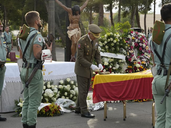 GRAF6057. VIATOR (ALMERIA), 01/11/2025.- La Brigada 'Rey Alfonso XIII' II de la Legión ha rendido este sábado homenaje al soldado Daniel Ruiz Mateo, fallecido el viernes tras una explosión en el Campo de Maniobras y Tiro 'Álvarez de Sotomayor' de Viator (Almería), con un acto de honras fúnebres celebrado en el patio de armas de la Base 'Álvarez de Sotomayor', sede de la Comandancia del Campo de Maniobras y de la Brigada de la Legión a la que pertenecía el militar fallecido. EFE/BRILEG/SÓLO USO EDITORIAL/SÓLO DISPONIBLE PARA ILUSTRAR LA NOTICIA QUE ACOMPAÑA (CRÉDITO OBLIGATORIO)