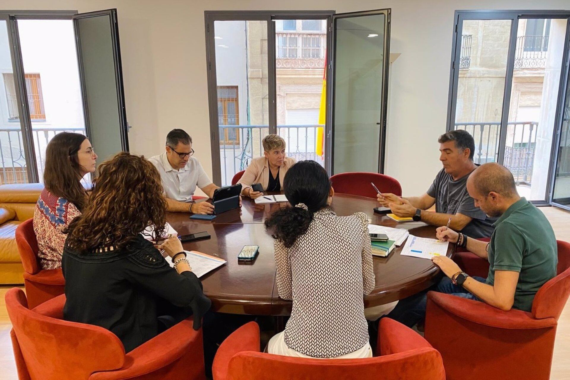 Imagen de la reunión entre los miembros de Hostecar y representantes del Ayuntamiento