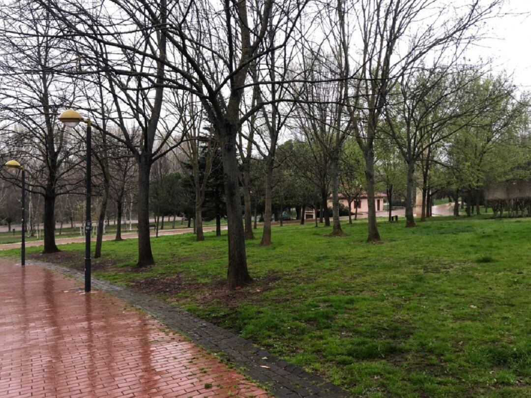 Lugar del parque del Ebro, en Logroño (La Rioja), donde ocurrieron los hechos en la noche del 6 de abril.
