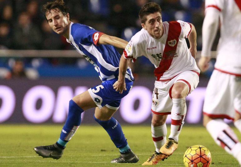 Mosquera y Hernández luchan por un balón.