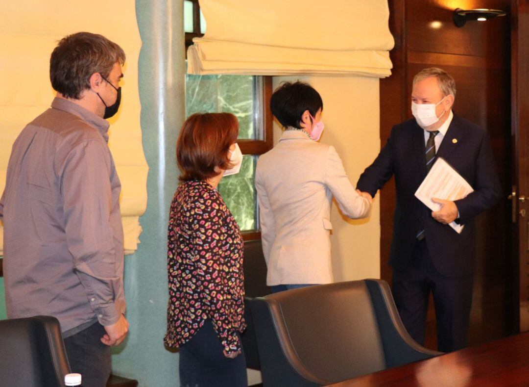 El consejero de Economía y Hacienda, Pedro Azpiazu, recibe a la portavoz parlamentaria de EH Bildu, Maddalen Iriarte, en su segunda reunión para negociar el Presupuesto IREKIA