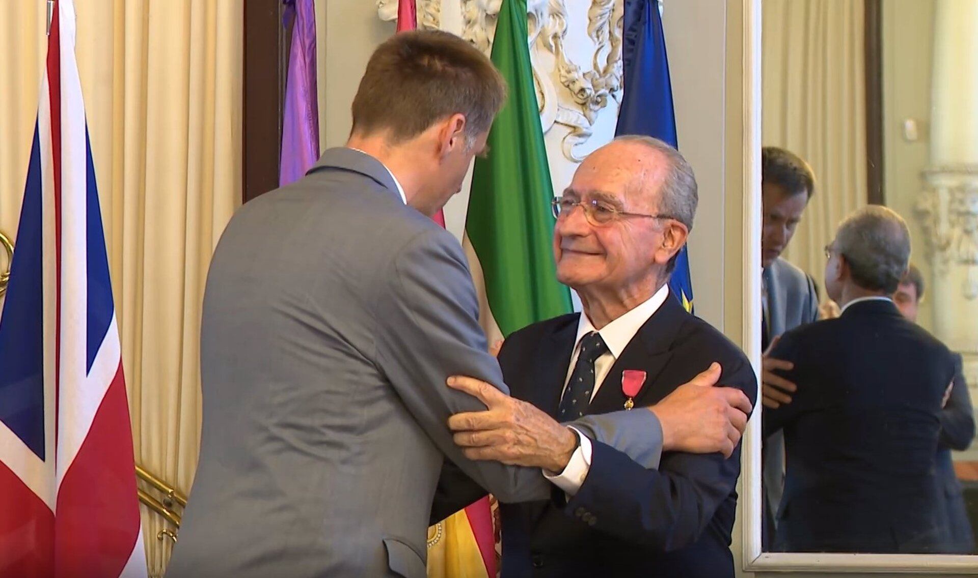 El alcalde de Málaga, Francisco de la Torre, recibe la distinción de Oificial Honorario de la Orden del Imperio Británico