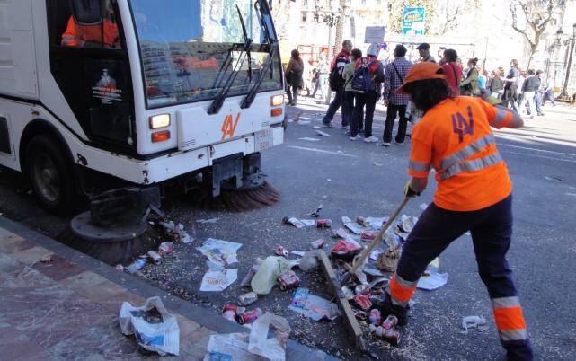 Operarios limpiando la Plaza del Ayuntamiento