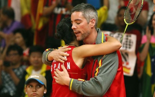 Carolina Marín se abraza con el entrenador español