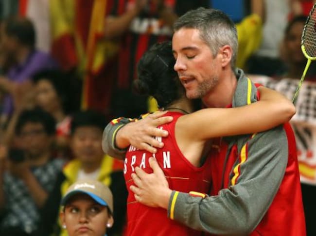 Carolina Marín se abraza con el entrenador español