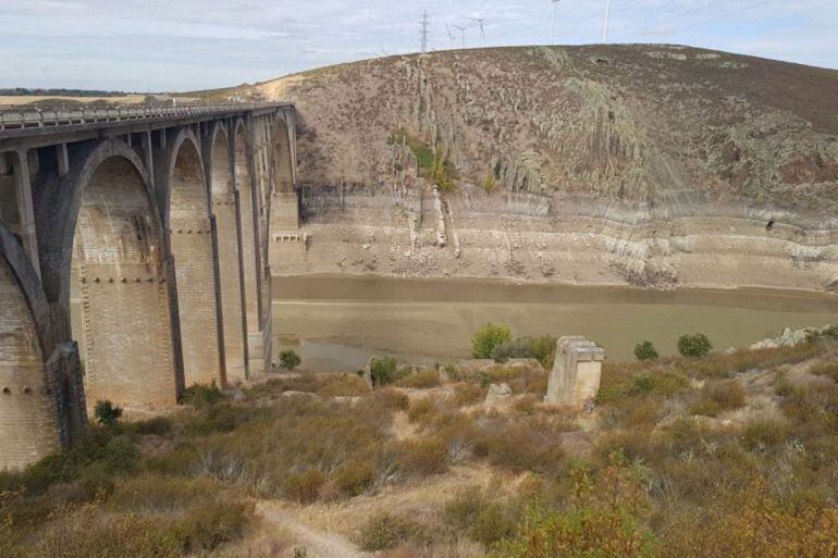 El río esla a su paso por Manzanal del Barco en el mes de octubre de 2017