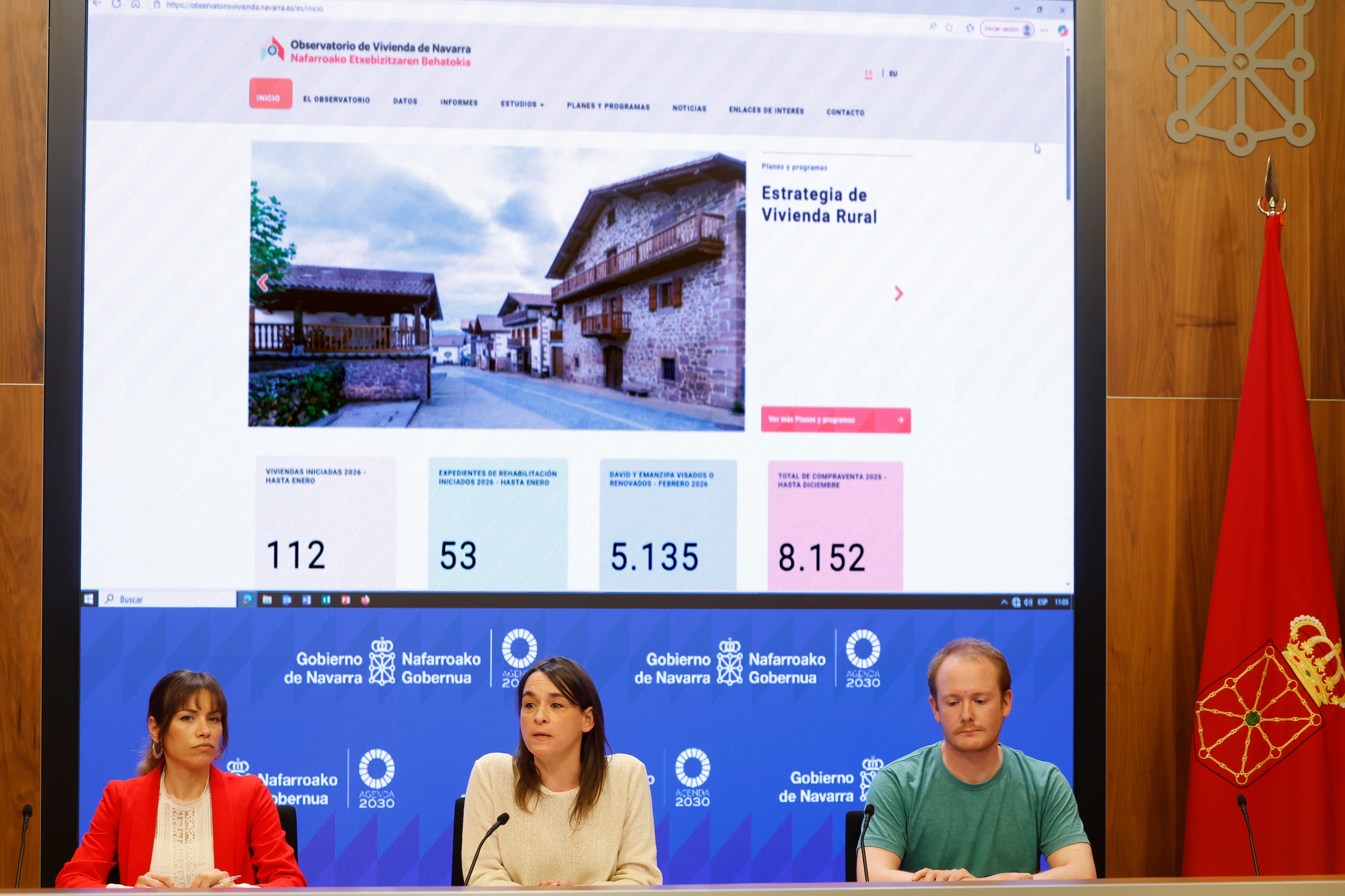 GRAFCAV764. PAMPLONA, 09/03/2026.- La vicepresidenta tercera y consejera de Vivienda, Juventud y Políticas Migratorias ,Begoña Alfaro (c), presenta la web del Observatorio de Vivienda de Navarra este lunes en Pamplona.  EFE/ Jesús Diges