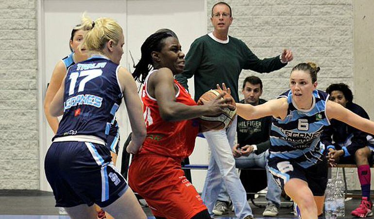 Tatiana Zivanovic (17) y Lola de Ángelis (6) pelean por un balón en el partido del pasado fin de semana en Almería, ante la mirada, desde el banquillo, de Nacho García.