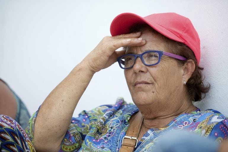 GRA182. PUERTO DEL ROSARIO (FUERTEVENTURA), 20/08/2015.- Josefa Hernández, la mujer con cinco hijos y nietos a su cargo que debe ingresar en prisión mañana por haber construido su vivienda en un paraje protegido, hoy ante la Delegación del Gobierno en la isla, donde comenzó ayer tarde una huelga de hambre. Más de 2.000 firmas han pedido en menos de 24 horas el indulto de esta mujer de 62 años que ha enviado a primera hora de esta mañana un escrito al ministro de Justicia, Rafael Catalá, para pedir que se le conmute la pena que le obliga a ingresar en prisión. EFE/Carlos De Saá