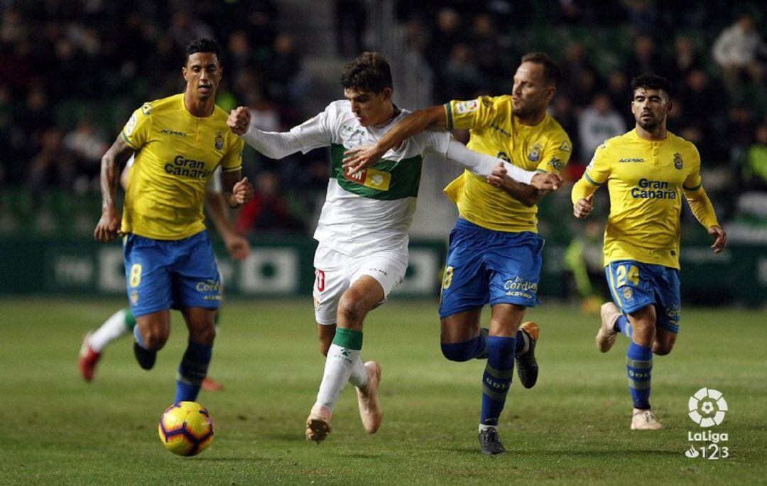 Gonzalo Villar se va entre dos jugadores de la UD Las Palmas