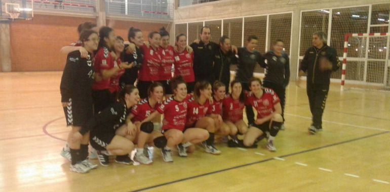 Las jugadoras del Garlan Eharialdea celebran la permanencia en la cancha de Sansomendi