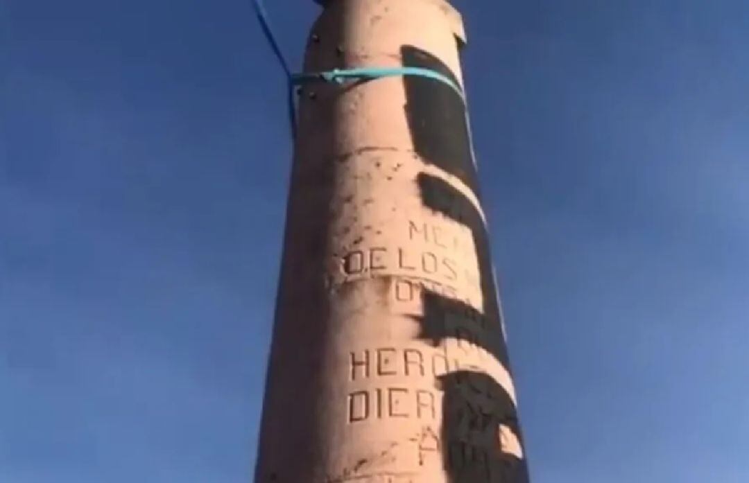 Los restos de este antiguo monumento franquista corresponden a la cruz erigida en 1958 en una ladera de Ondarroa en memoria de los marineros de la localidad que sirvieron durante la Guerra Civil en el arco Baleares