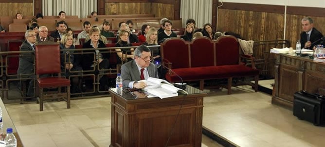 El propietario de la tienda de ropa &#039;Forever Young&#039;, Eduardo Hinojosa, durante su comparecencia como testigo en la novena jornada de la denominada &#039;causa de los trajes&#039; al expresident de la Generalitat Francisco Camps y el ex secretario regional del PP Ri