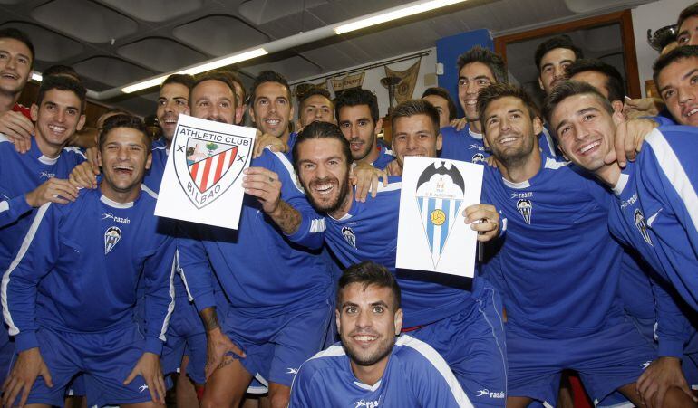 17/10/14 JUGADORES DEL  ALCOYANO VIENDO EL SORTEO DE COPA DEL REY
 CELEBRANDO EL EMPAREJAMIENTO CON EL ATHLETIC DE BILBAO