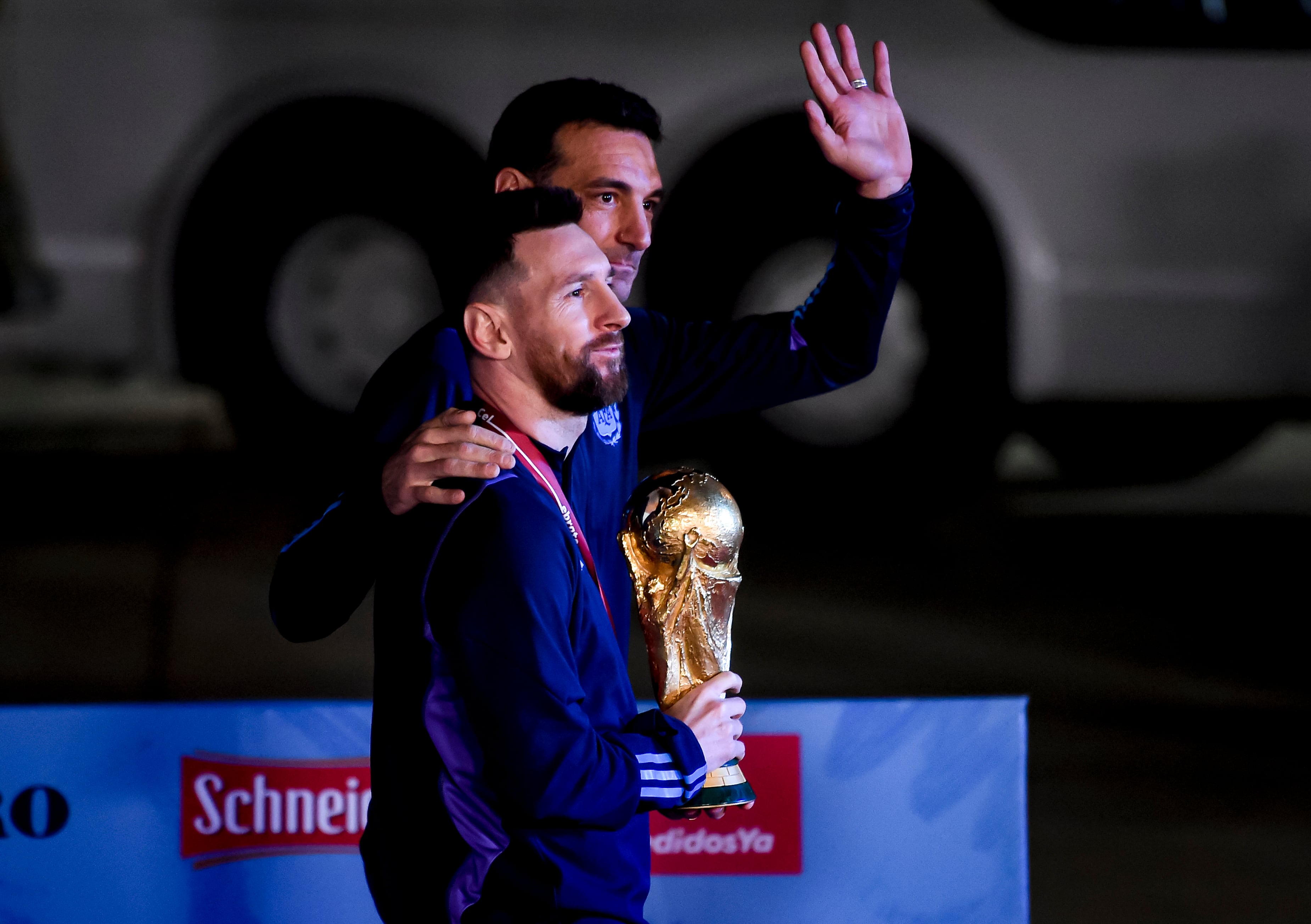 Lionel Messi y Lionel Scaloni llevando la Copa del Mundo