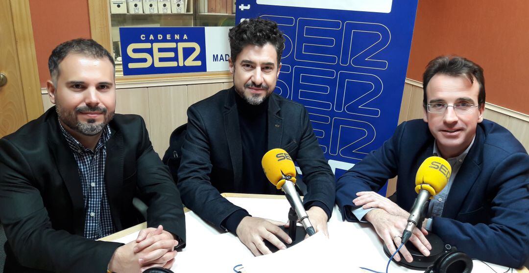 Carlos Delgado, portavoz de ULEG, Rubén Bejarano, portavoz del IUCM, y Miguel Ángel Recuenco, portavoz del PP en Leganés, en los estudios de la radio.