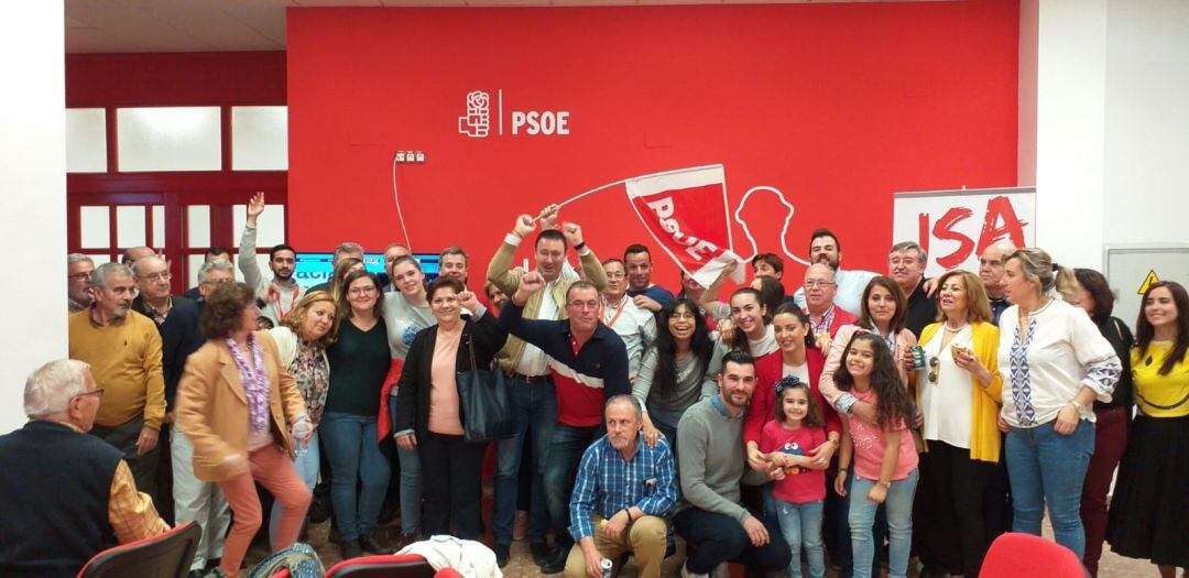 Celebración de resultados en la sede del Psoe en Linares.