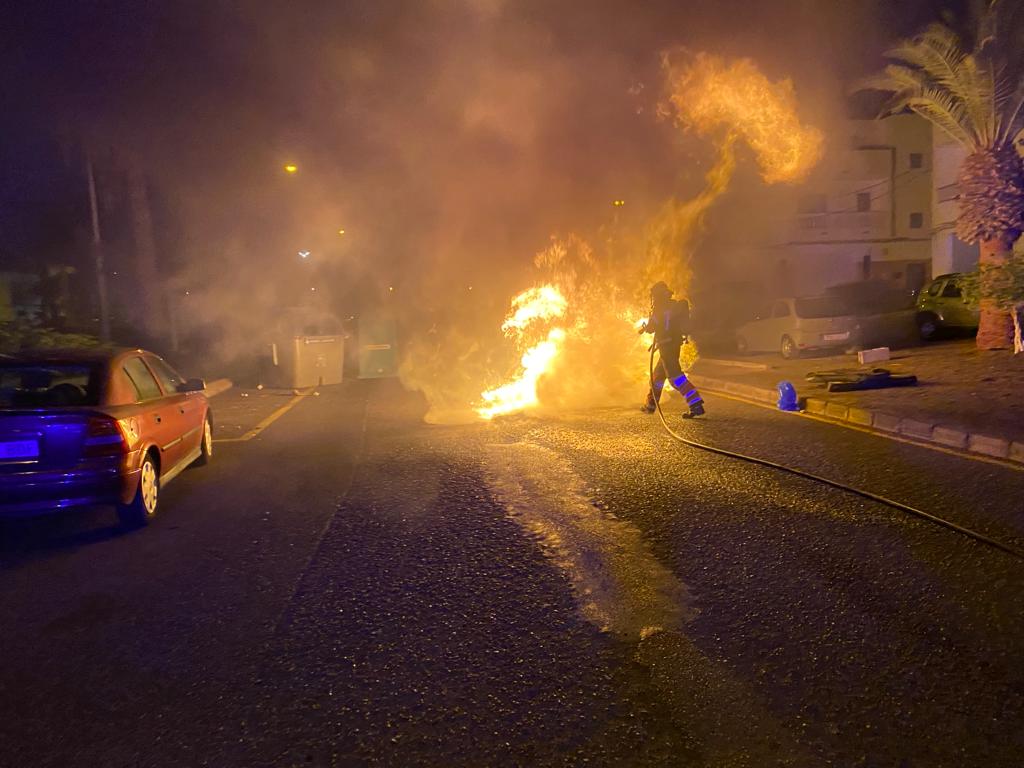 Los bomberos extinguiendo uno de los incendios en Arrecife.