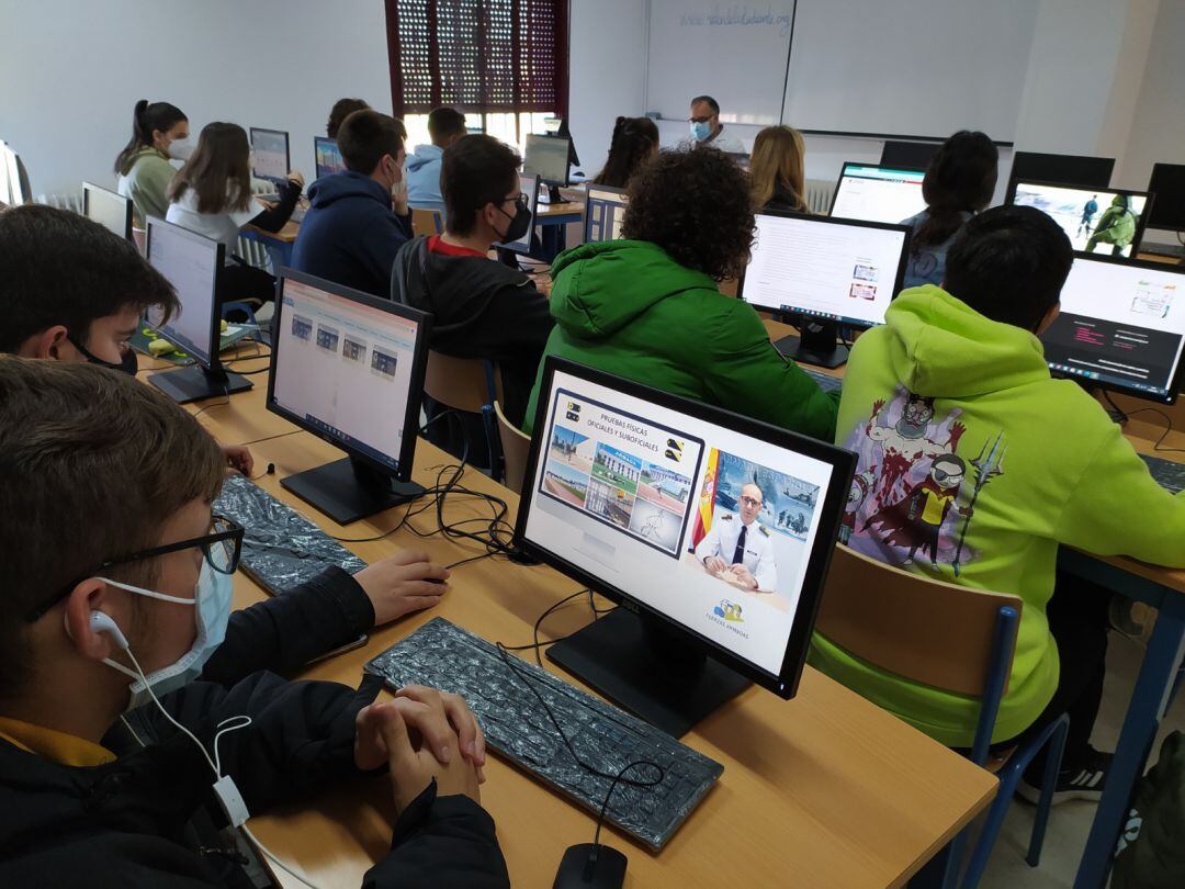 Estudiantes realizando una visita virtual al V Salón del Estudiante de Marmolejo