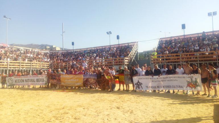 Concentración pro taurina, el domingo por la tarde, en la plaza de bous a la mar de Dénia.