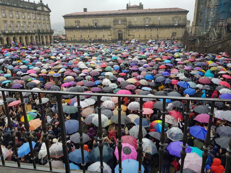 Masiva protesta en la plaza del Obradoiro en este 8-M