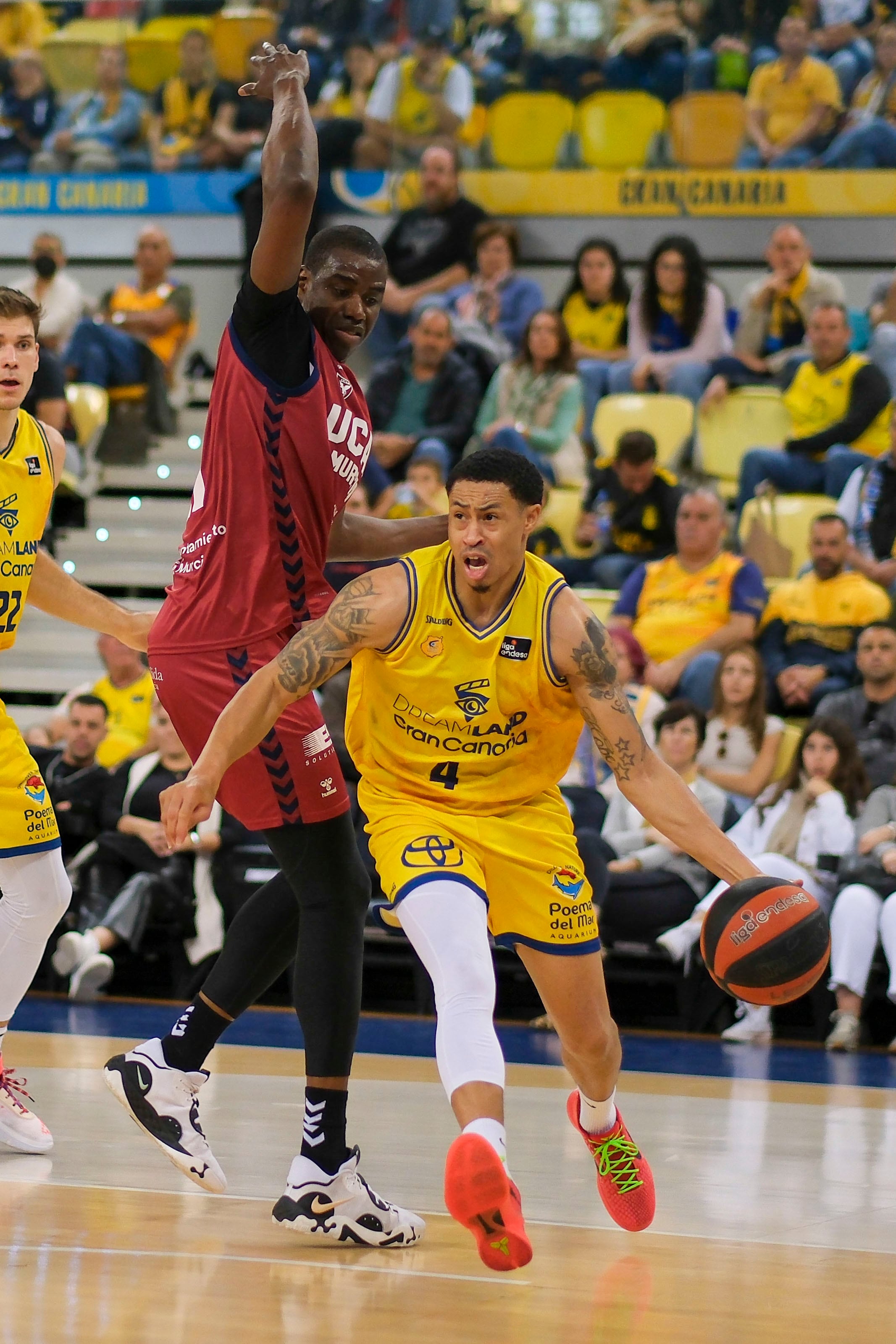 LAS PALMAS DE GRAN CANARIA. 20/01/2024.- El base estadounidense del Gran Canaria, Aj Slaughter (d), con el balón ante el pivot de UCAM Murcia, Moussa Diagne, durante el partido de la decimonovena jornada de la Liga Endesa que ambos equipo han disputado hoy en el Gran Canaria Arena. EFE/Ángel Medina G.
