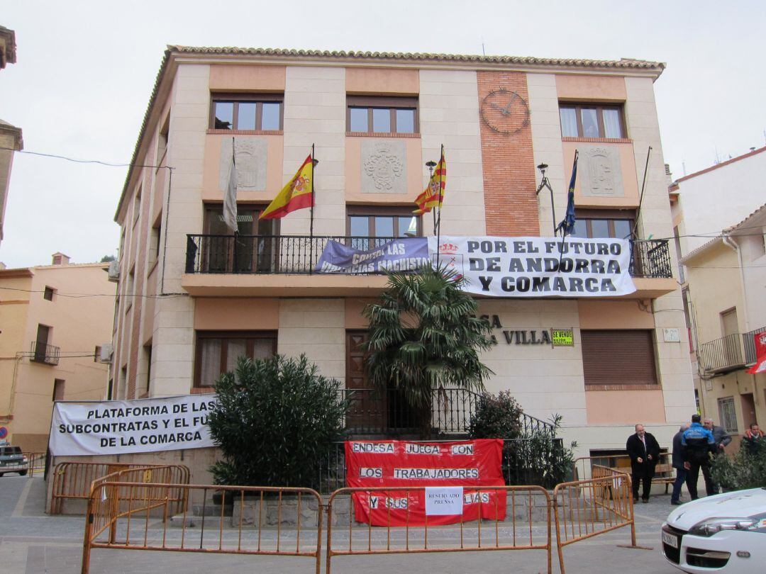 Carteles de protesta de los vecinos de las cuencas mineras de Teruel  